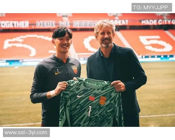 颜骏凌与偶像范德萨合影感慨万分：追梦路上的每一步都值得珍惜