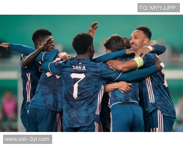 维尼修斯在阿森纳基地训练期间与枪手青训小将亲密合影留念